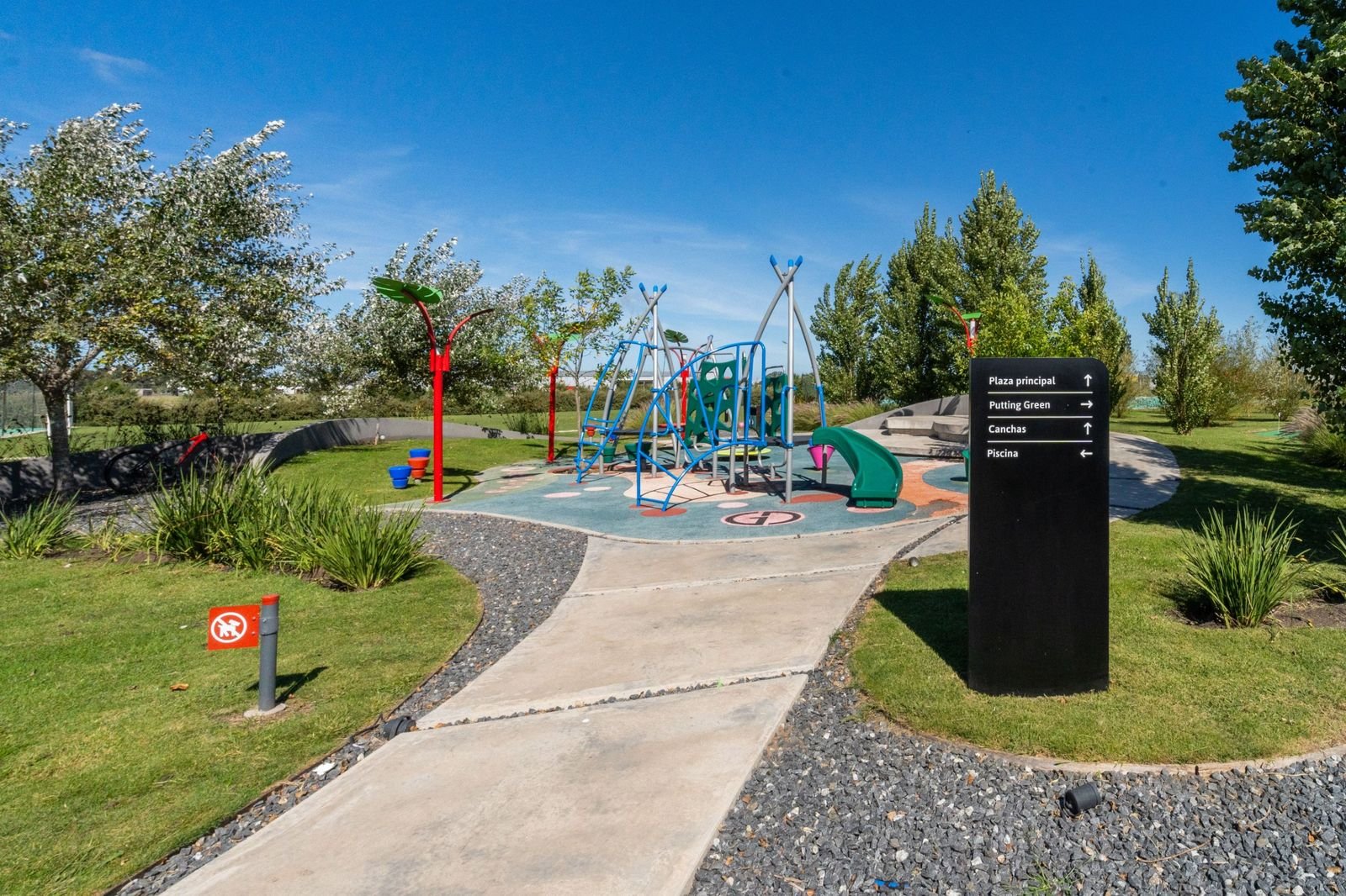 Plaza principal con juegos infantiles y señalética